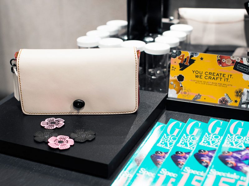 Borse, pins e decorazioni.